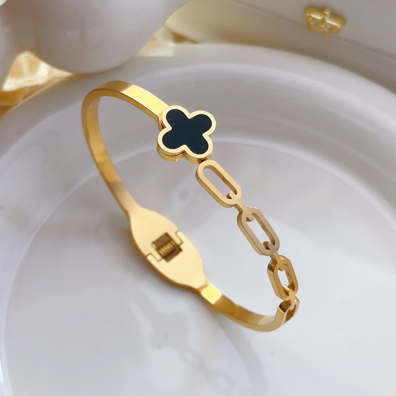 Pulsera de trébol de cuatro hojas estilo de moda caliente acero de titanio todo fósforo no se desvanece pulsera abierta acero inoxidable decoración transfronteriza de lujo ligero para damas