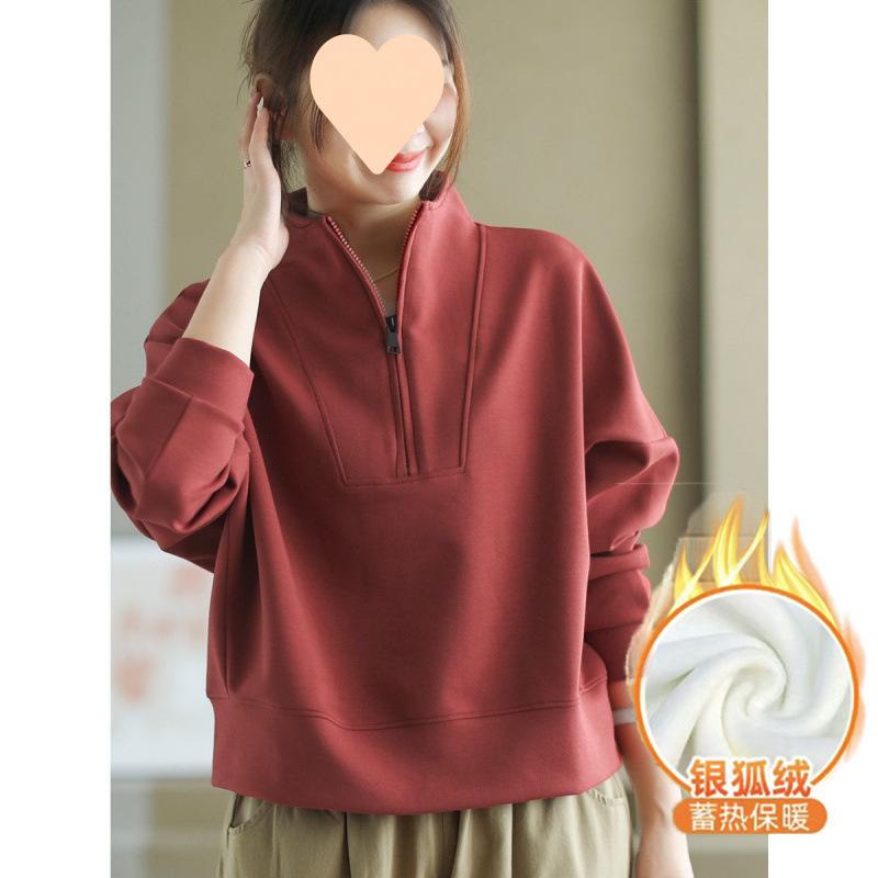 襟を立ててファスナーをします。女性の春と秋の雰囲気は長袖の頭をかぶせてカジュアルな上着を着ます。|undefined
