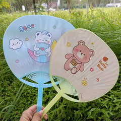 大きいサイズのアニメの扇子の韓国版の団扇のかわいい芭蕉の夏の学生のプラスチックは大きい円の扇子の幼稚園を持ちます。