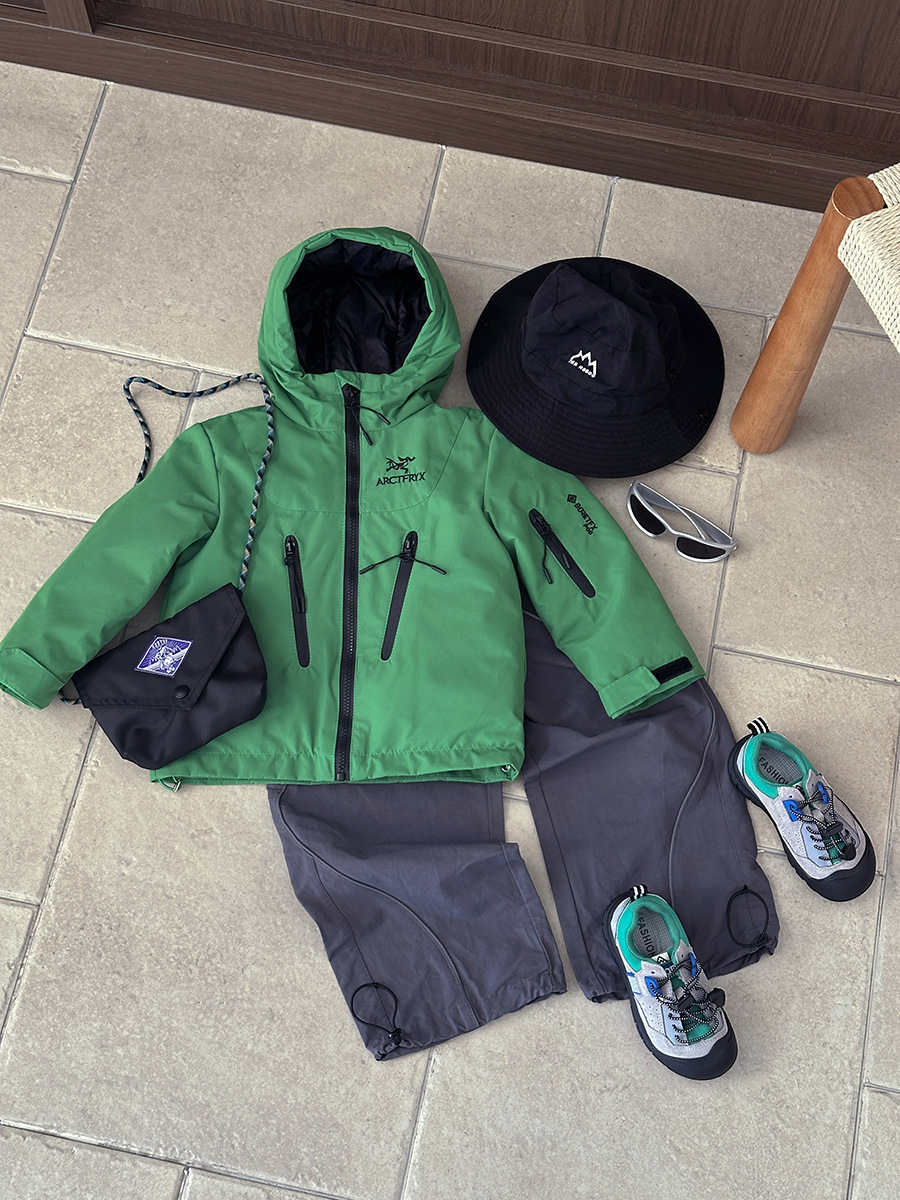 Otoño y invierno para niños ropa caliente a prueba de frío seda pluma ropa de niños hombres y mujeres ropa de asalto chaqueta con capuchón anti-temporada