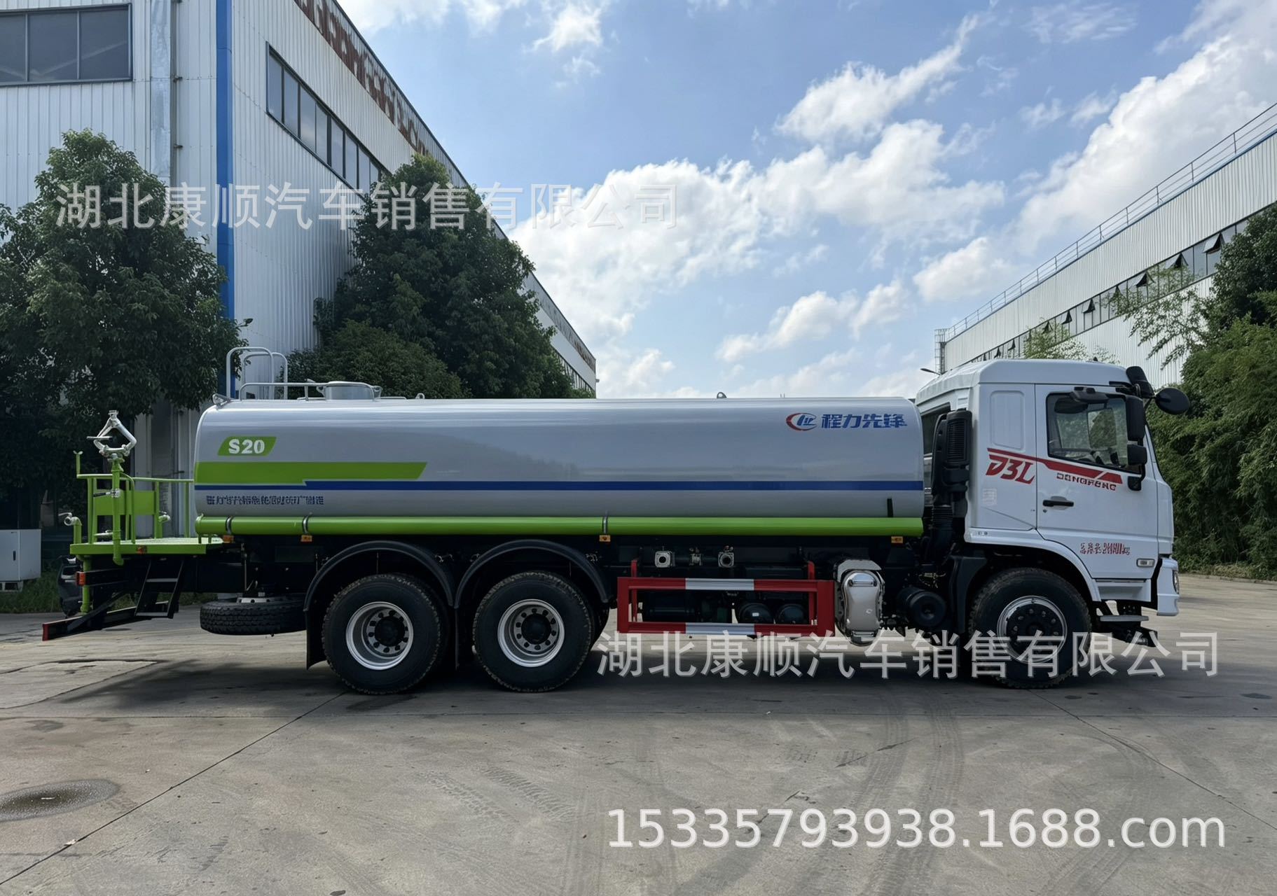 New Dongfeng D3L rear dual-axle water tanker truck, meeting China's National VI emission standards, 19-ton capacity, suitable for large construction sites, highway landscaping, and water spraying