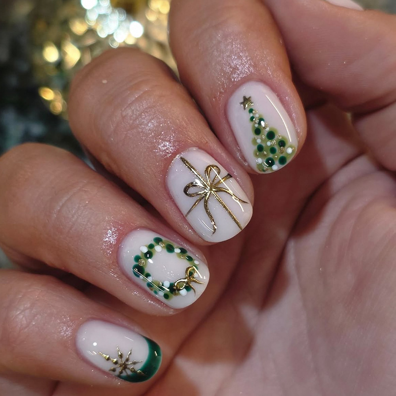 Short square Christmas press-on nails with gold bows, ribbons, snowflakes, Christmas tree garlands, and green French nails Short square Christmas press-on nails with gold bows, ribbons, snowflakes, Christmas tree garlands, and green French nails