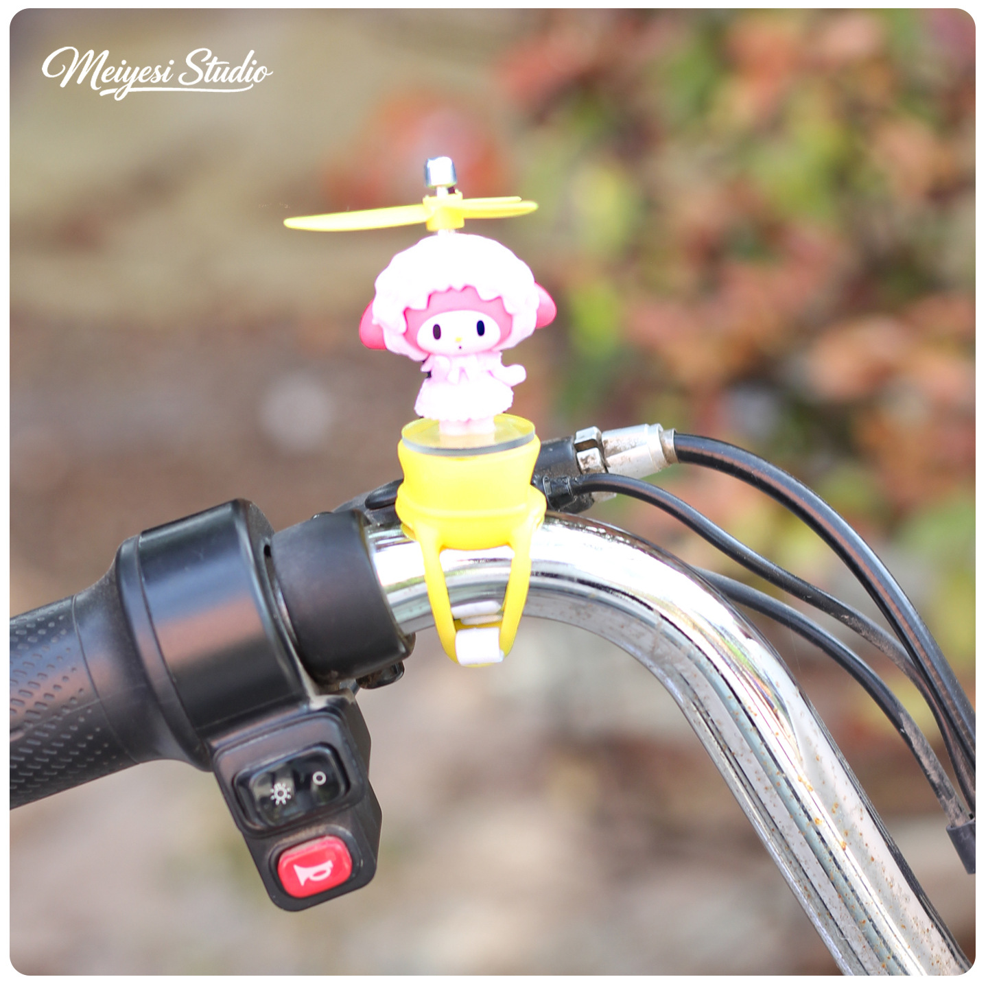 Cute molino de viento bicicleta coche de batería decoración accesorios para automóviles eléctricos muñecas de motocicleta muñecas decoración colgante