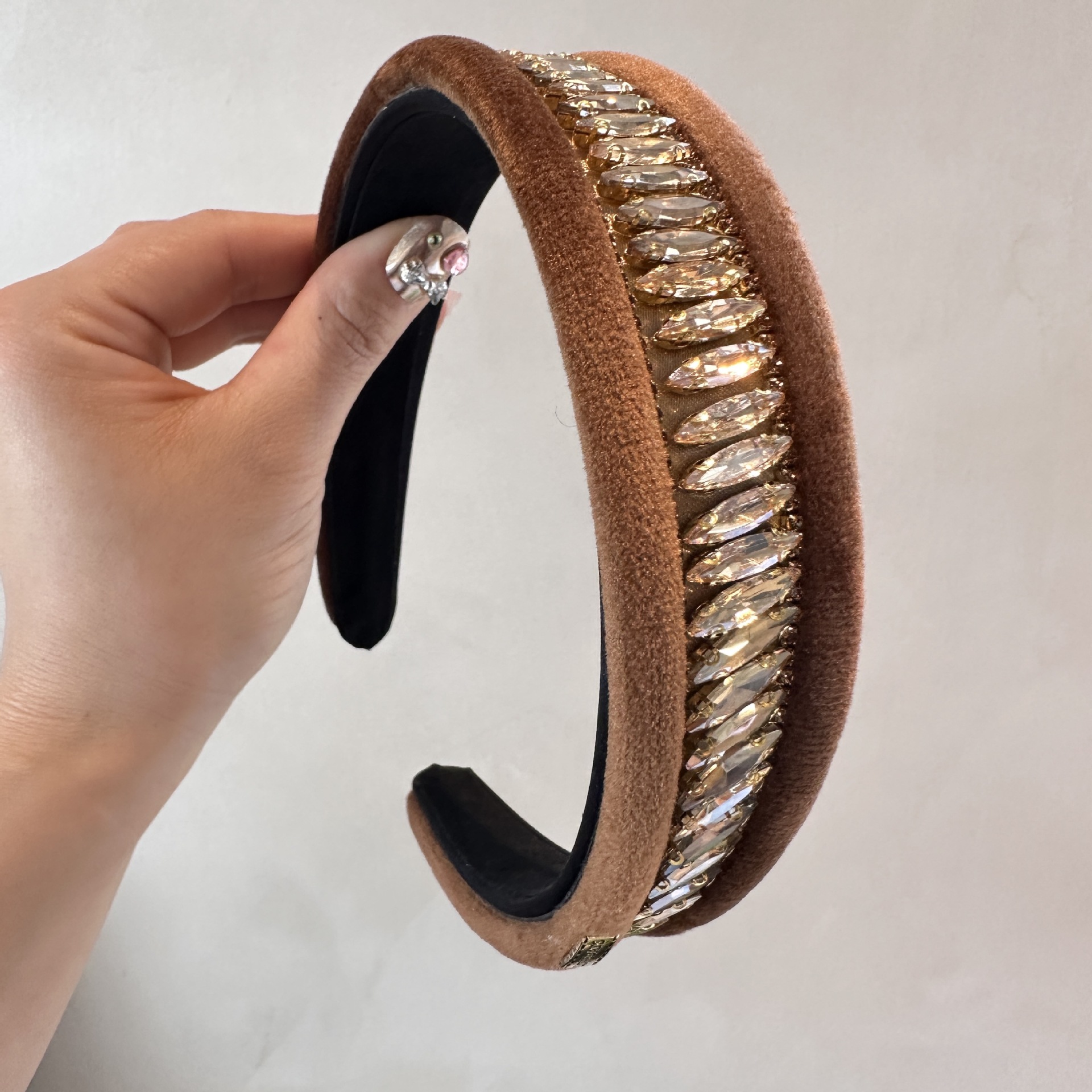 156g Weight Hair Band Hair Accessories Type Rhinestones Inlay Material 1 Piece Quantity Casual, Daily Occasion Flannel Material Solid Color Pattern Women's Gender Inlay Design Elegant, Simple Style Style Coffee, White, Black Color Velvet Rhinestone Light Luxury Wide Brim Hair Band High-Grade Western Style Heavy Industry Pressure Hair Clip High Skull Top Headband Hair Accessories 16