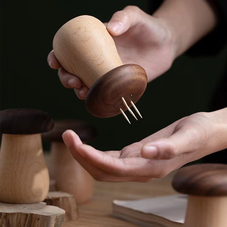 Caja de palillo de nogal creativo, decoración de escritorio para el hogar, tubo de palillo de dientes, hongo lindo, caja de almacenamiento de palillo de alto valor