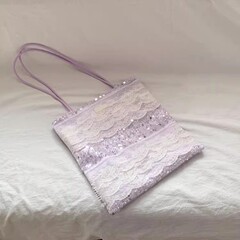 大容量は紫のレースをつなぎ合わせます。