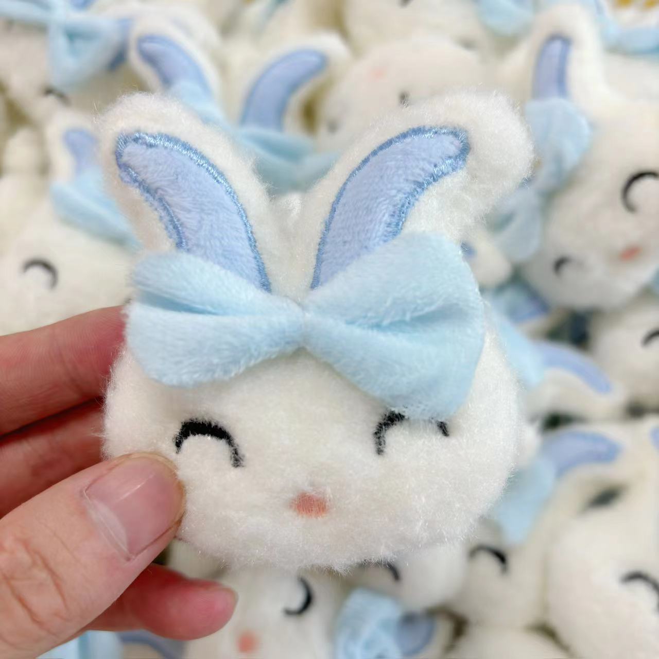 Caricatura grande peluche lindo conejo muñeca pin bolsas escolares bufandas decoración accesorios de ropa