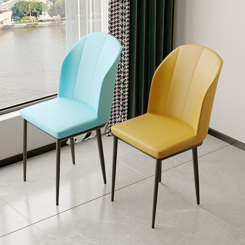 Silla de respaldo simple moderna silla de cuero silla de ocio silla de comedor de paquete suave silla de negociación silla de comedor de tres filas