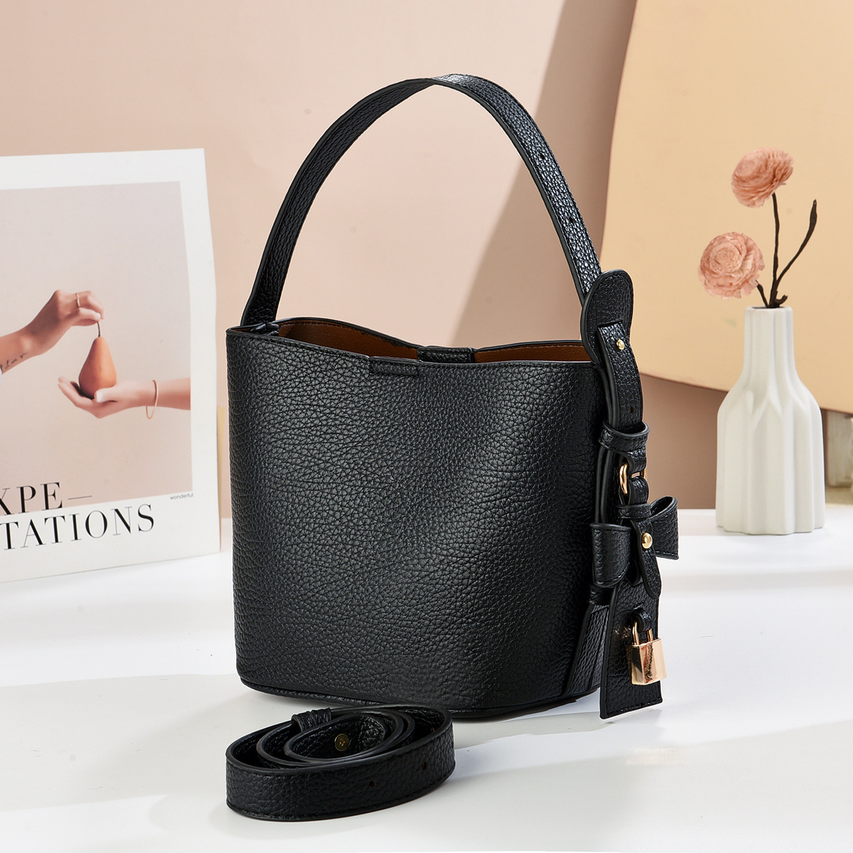 Bolsas de balde de moda 2025 verano nuevo temperamento mochila de hombro de viaje de compras bolsas de mano versátiles