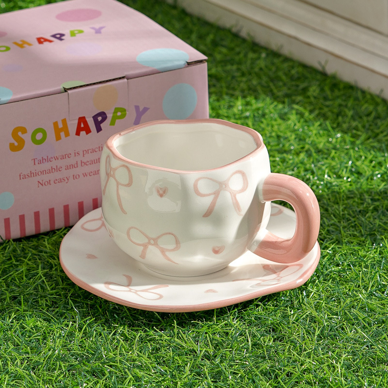 Hermoso conjunto de tazas de café y platos Regalos comerciales Irregulares tazas de desayuno transfronterizas de cerámica Pastoral pintada a mano esmaltada