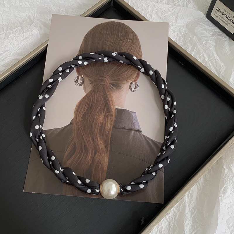 Pañuelo de seda con collar de perlas tortas Primavera y verano Nuevos productos Temperamento de moda Decoración multifuncional Pañuelo de seda con hebilla magnética para mujer