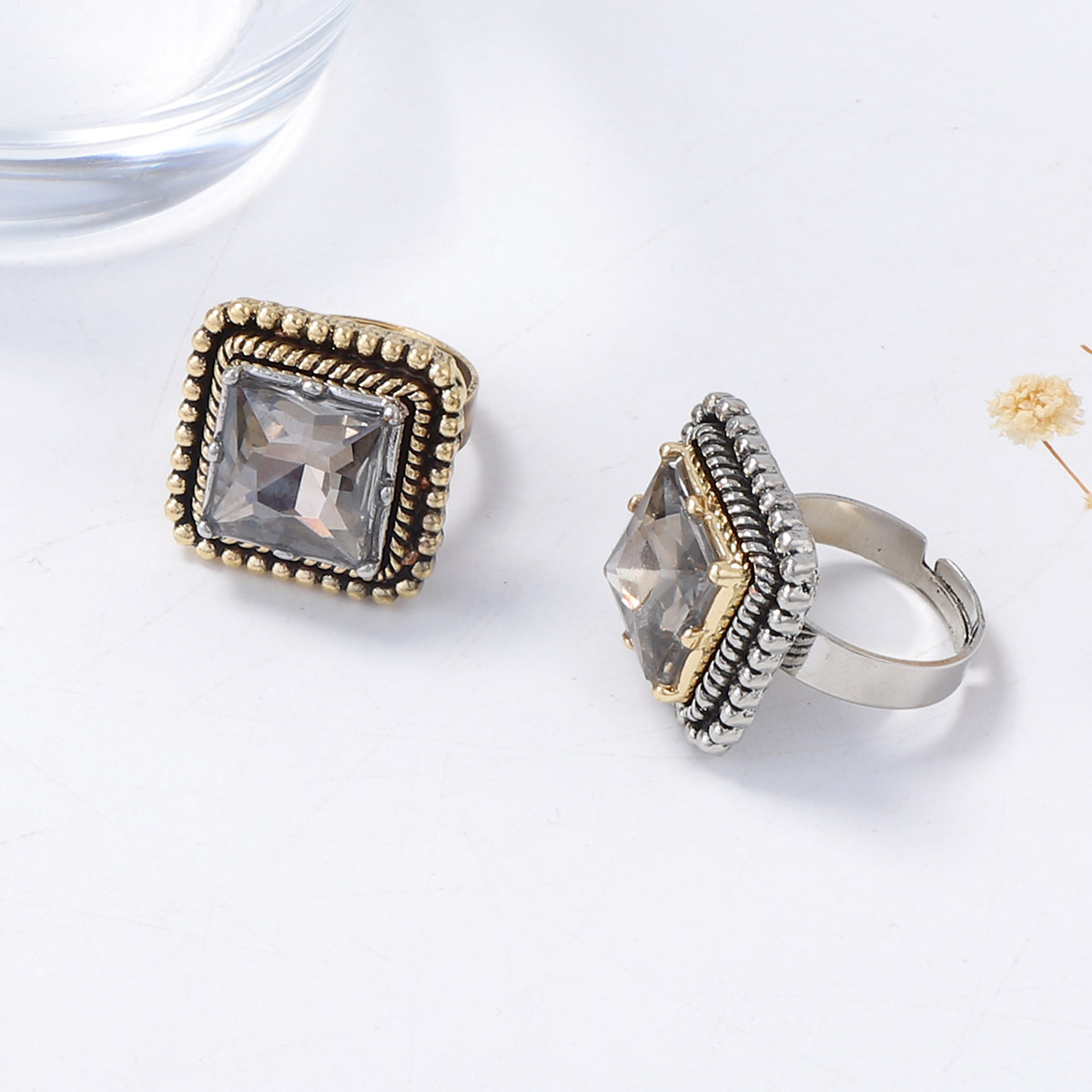 Funkelnder Ring für Damen, mit romantischem Flair gefertigt. Elegant und komfortabel, entworfen, um Ihren Charme zu unterstreichen. Ein dezentes und dennoch atemberaubendes Schmuckstück für Verabredungen._voghion.com