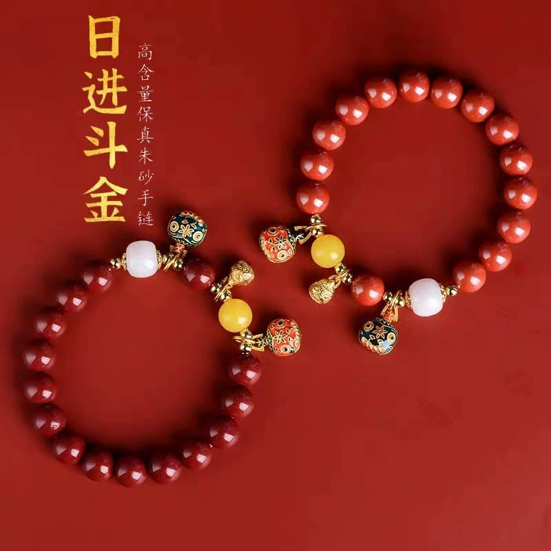 Коварная текстура браслета проглатывает золотой зверь