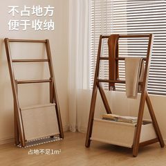 服のハンガーが床に落ちています。寝室にハンガーを掛けます。