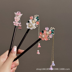 新中国式は黒檀の木のかんざしの古風瑠璃の花をまねて髪を配ります。