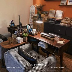 レトロなネイルテーブルの実木美甲台のシングル二人のシンプルな掃除機の深い胡桃色のテーブルと椅子のセットは経済的です。