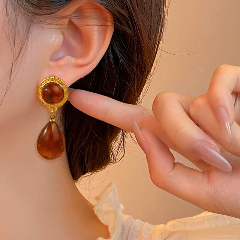 Retro ondulado ámbar aretes de gota de agua lujo ligero de alto nivel nicho super temperamento encantador pendientes franceses de moda europea y americana