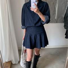 韓系の甘いクールな少女は襟をめくって腰を収めてやせているデニムのシャツの高い腰のハスの葉の辺のスカートの半身のスカートのスーツを現します。