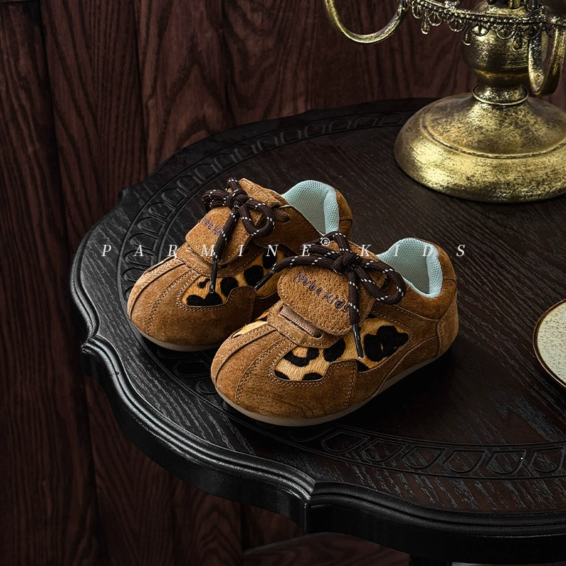 Настоящие кожаные детские туфли для девочек с леопардовым принтом, простые спортивные туфли, новый стиль весна-осень 2025, мягкая подошва, повседневная обувь для девочек.