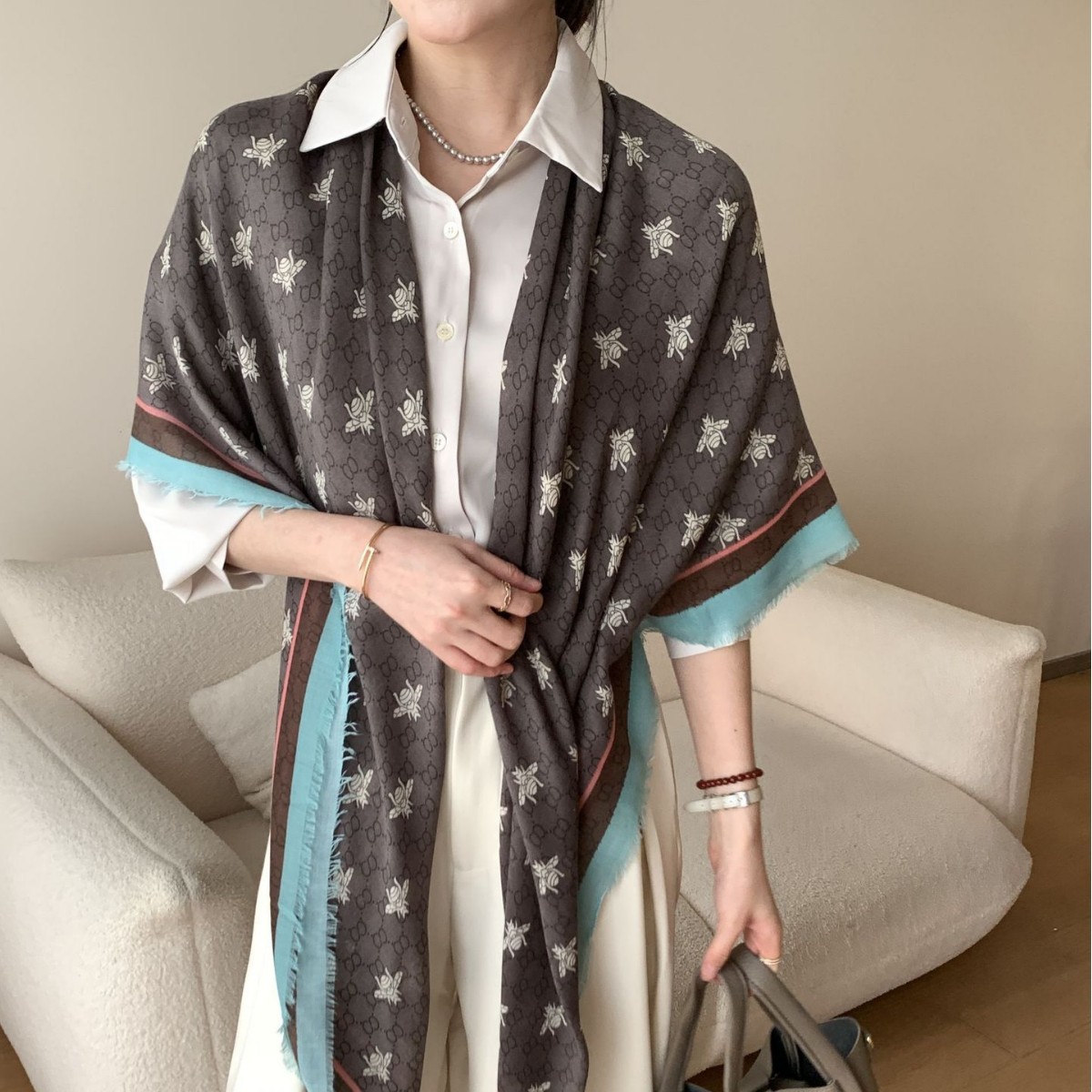 2024 abeja geométrica coreana impresión de moda para quitar el borde de rebabas toallas cuadradas otoño y invierno delgadas turísticas con un chal