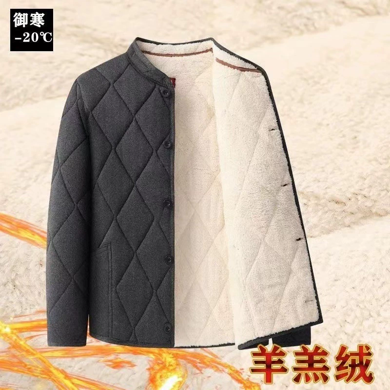 Мужчины среднего и пожилого возраста надеть зимнюю толстую ватную куртку