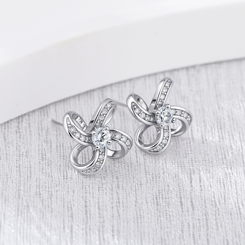 Pendientes de flores de circonita con micro incrustaciones de plata de ley S925 Pendientes de trébol de cuatro hojas de moda de lujo ligero elegante femenino