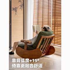 レトロな木のシングルロッキングチェアのベランダの寝室はカジュアルです。