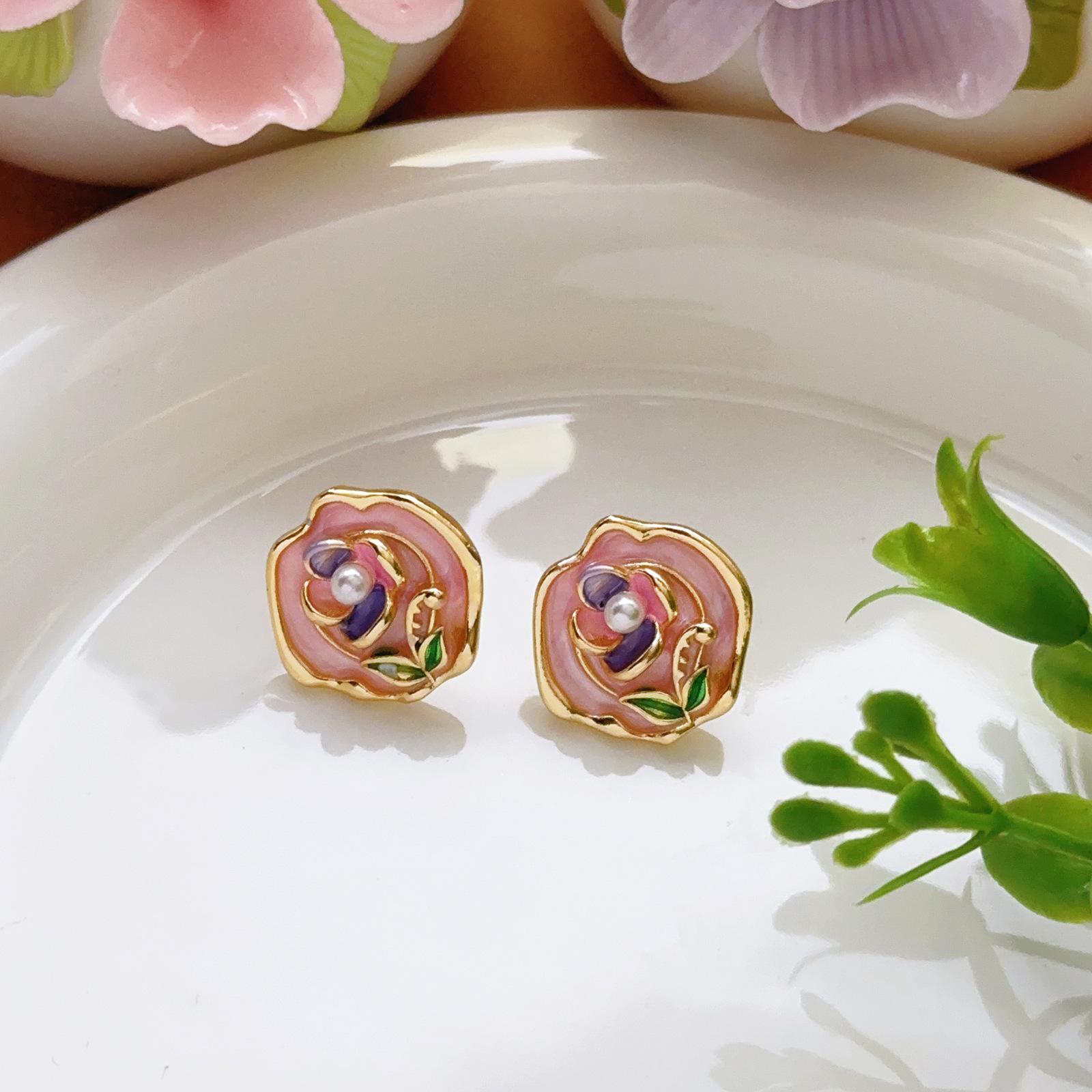 Pendientes de perlas Zhuji, temperamento blanco francés, pendientes antiguos, desplazamientos diarios, lujo ligero, joyería de orejas de alta gama al por mayor
