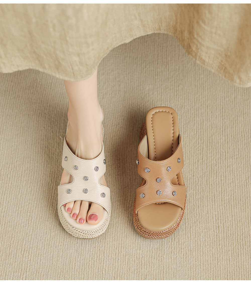 Dép sandal nữ đế dày da cừu họa tiết hoa — Trà sữa màu chi tiết 2