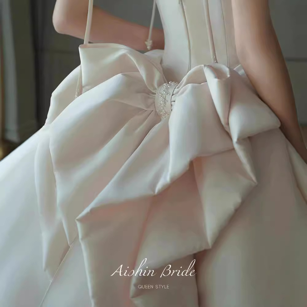 Vestido de novia de satén sin tirantes 2026, nuevo estilo francés retro, sencillo, estilo Hepburn, elegante, con cola larga.