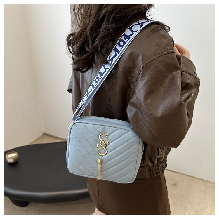 A stylish Korean-style wide shoulder strap small bag for women in the autumn of 2024, a niche design and versatile camera bag, an ins crossbody small square bag undefined