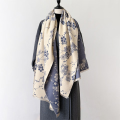 レトロで優雅な梅の花はカシミヤのマフラーをまねています。