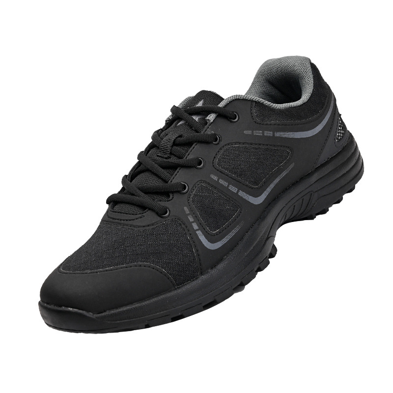 Breathable sports shoes