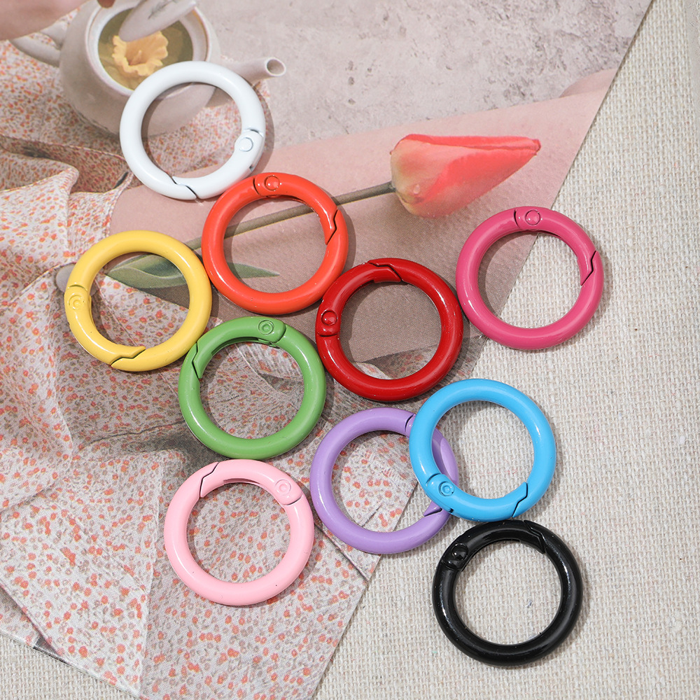 Suministro directo de fábrica macron multi-color pintura anillo de resorte de aleación anillo abierto redondo pequeña hebilla redonda accesorios de joyería al por mayor