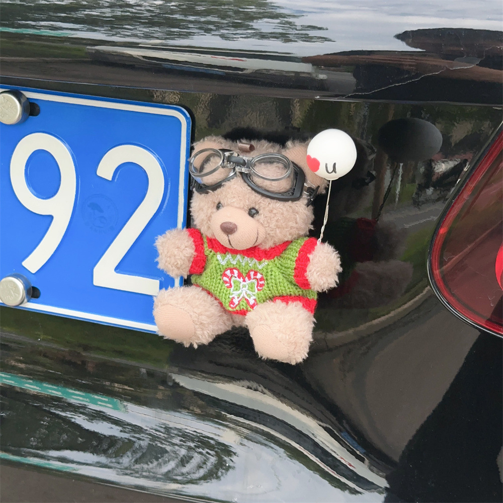 Colgante de coche Colgante trasero Dibujos animados lindo oso trasero trasero muñeca adorno pegatina baúl fuera del coche muñeca