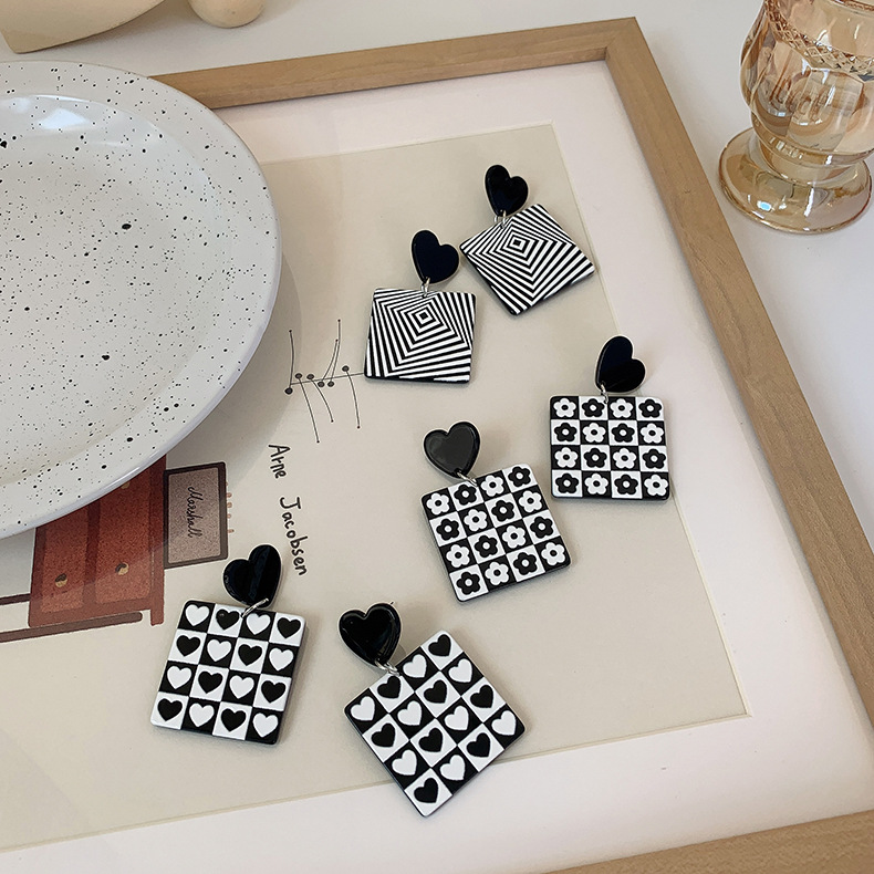 Retro Black White Checkerboard Heart Square Acrylic Earrings Wholesale Nihaojewelry display picture 5