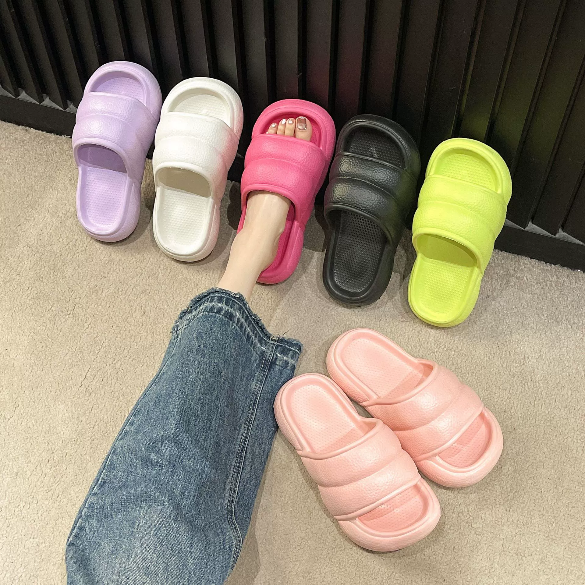 2024 Новые женские тапочки на платформе EVA для увеличения роста, модные универсальная летняя уличная одежда, пляжная обувь, ощущение дерьма, пляжная обувь INS