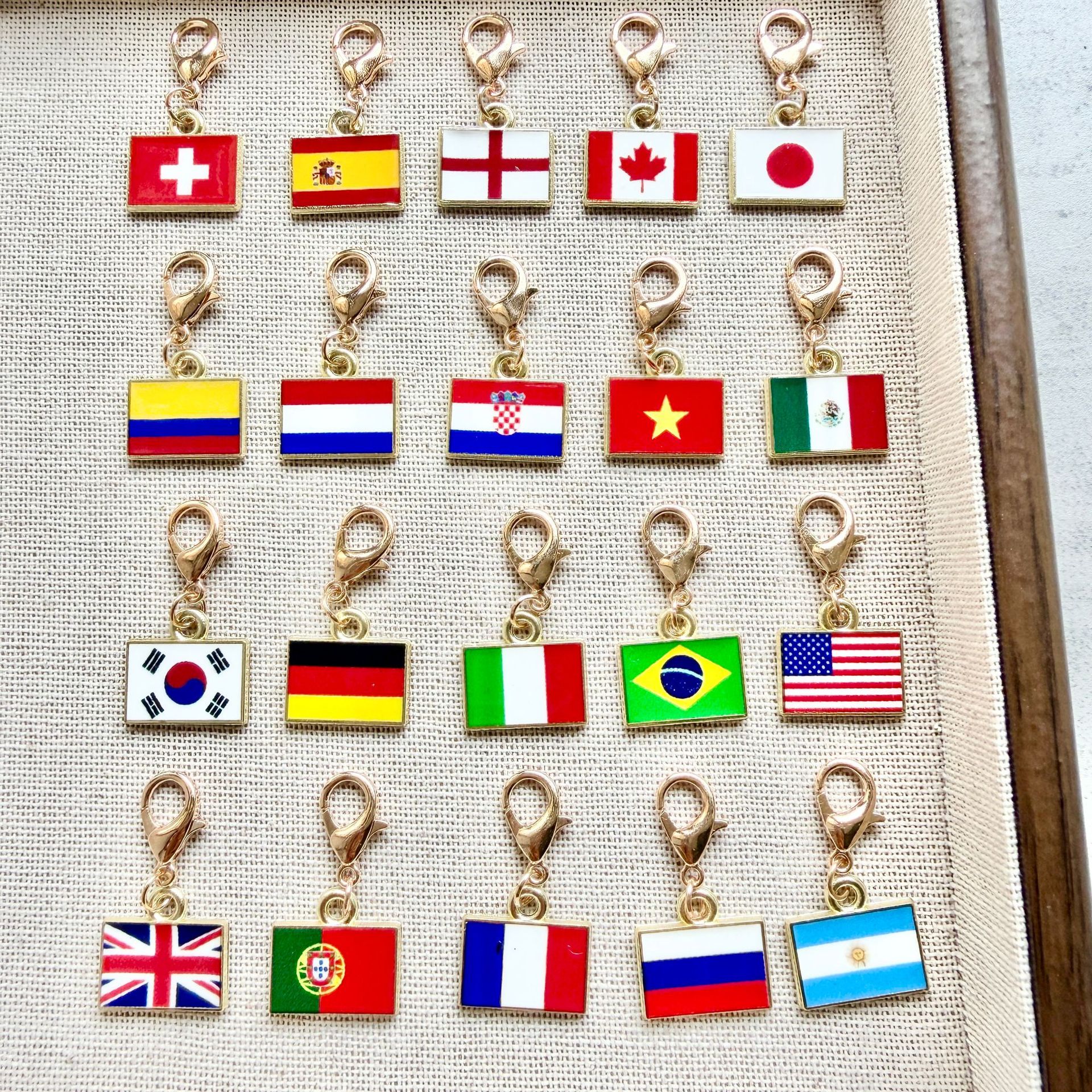 New Style Keychains with Flags from Around the World, Metal Enamel Pendants, Travel Souvenirs, Small Gifts, Wholesale Supply