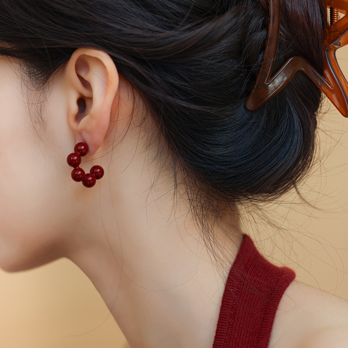 Fashionable earrings with letters