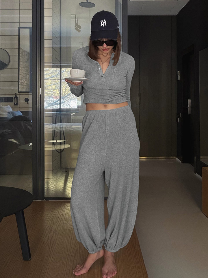 Bộ hai món nữ áo croptop cổ Henley dài tay và quần jogger bo gấu dáng ôm — màu xám