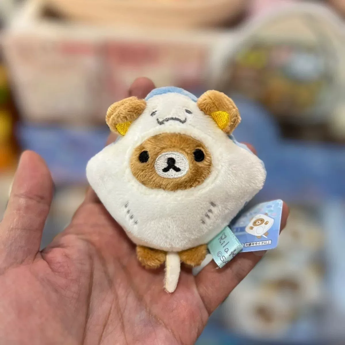 Мягкий брелок-мишутка (San-X) серия Easy Bear, костюм ската, бисерная цепочка