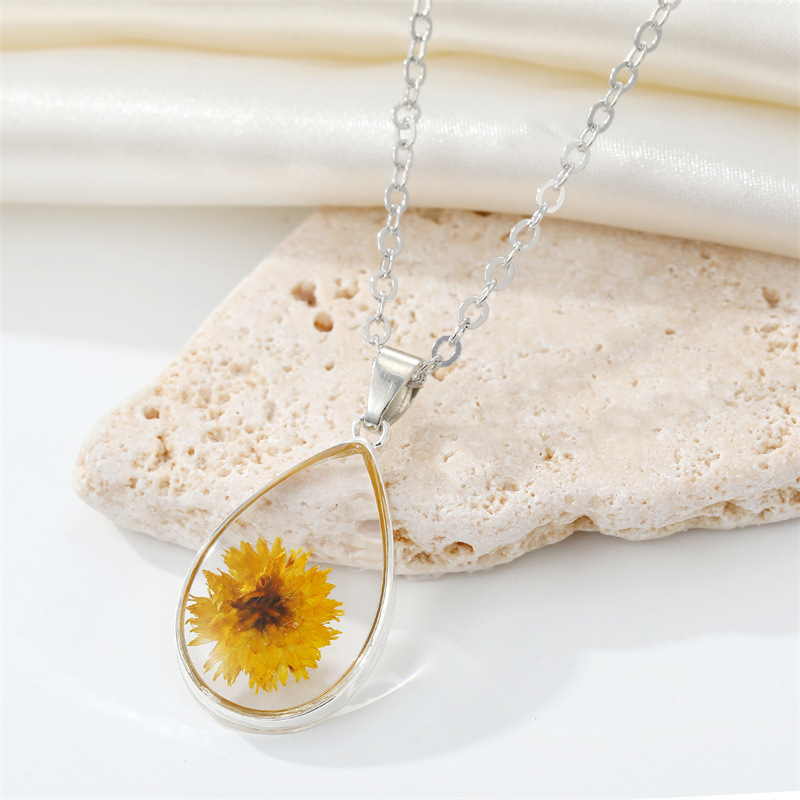 CrossBorder Sold Jewelry Drop Shape Transparent Resin Dried Flower Necklace Bohemian Preserved Fresh Flower Starry Clavicle Chainpicture4