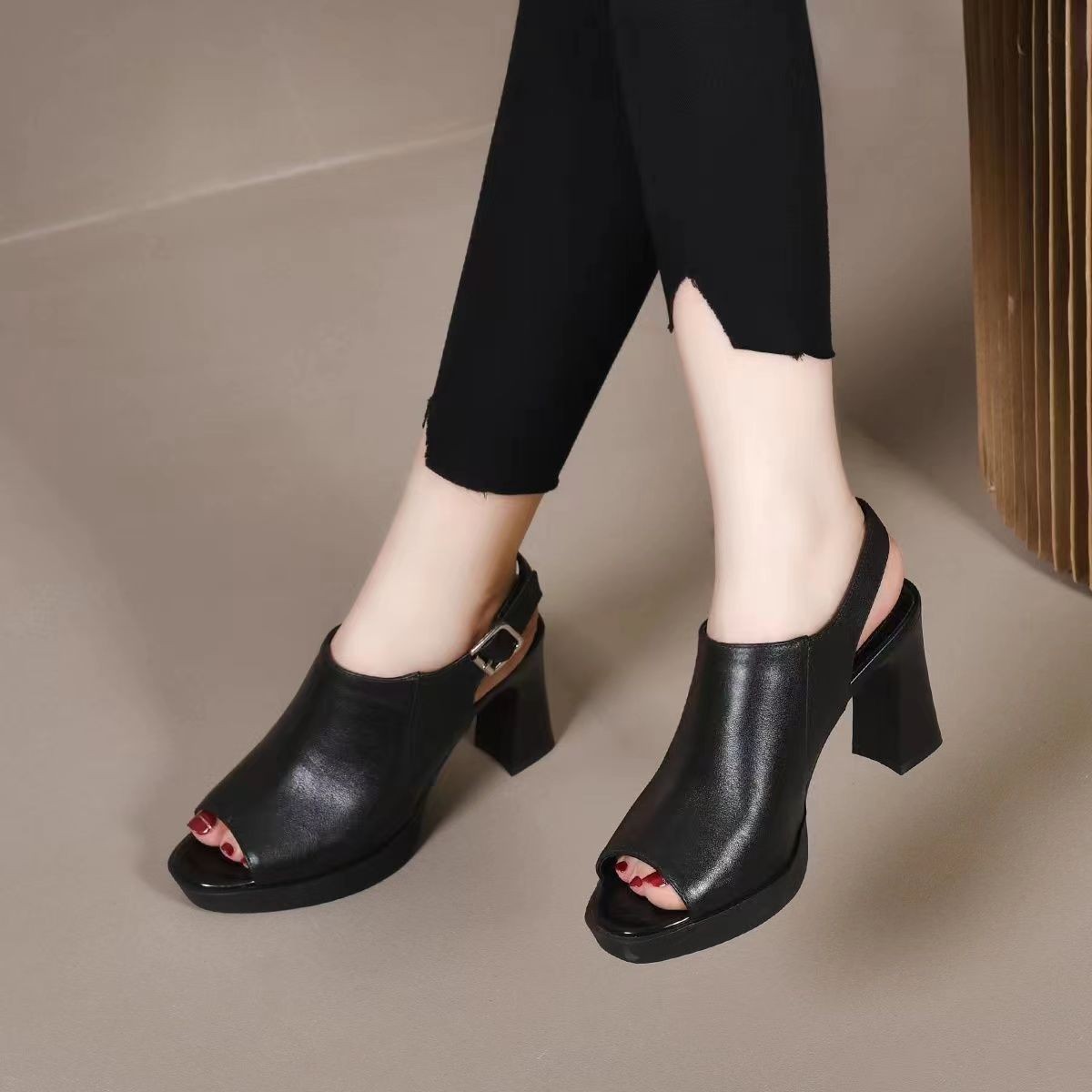 Verano nueva punta abierta de dos tipos de Sandalias de tacón alto tacón grueso moda tejida zapatos de mujer más tamaño mamá zapatos al por mayor