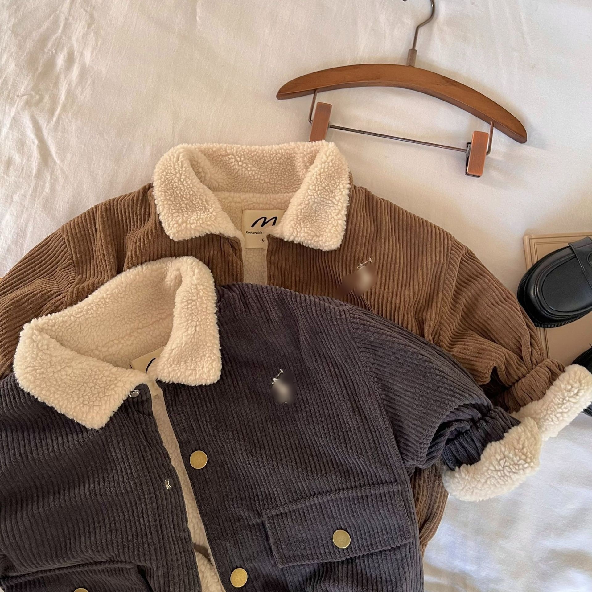 Abrigo de algodón grueso para niños, otoño e invierno, nuevos productos para niños y niñas, tiras de pozo y chaqueta de algodón de terciopelo, chaqueta de solapa bordada para bebés