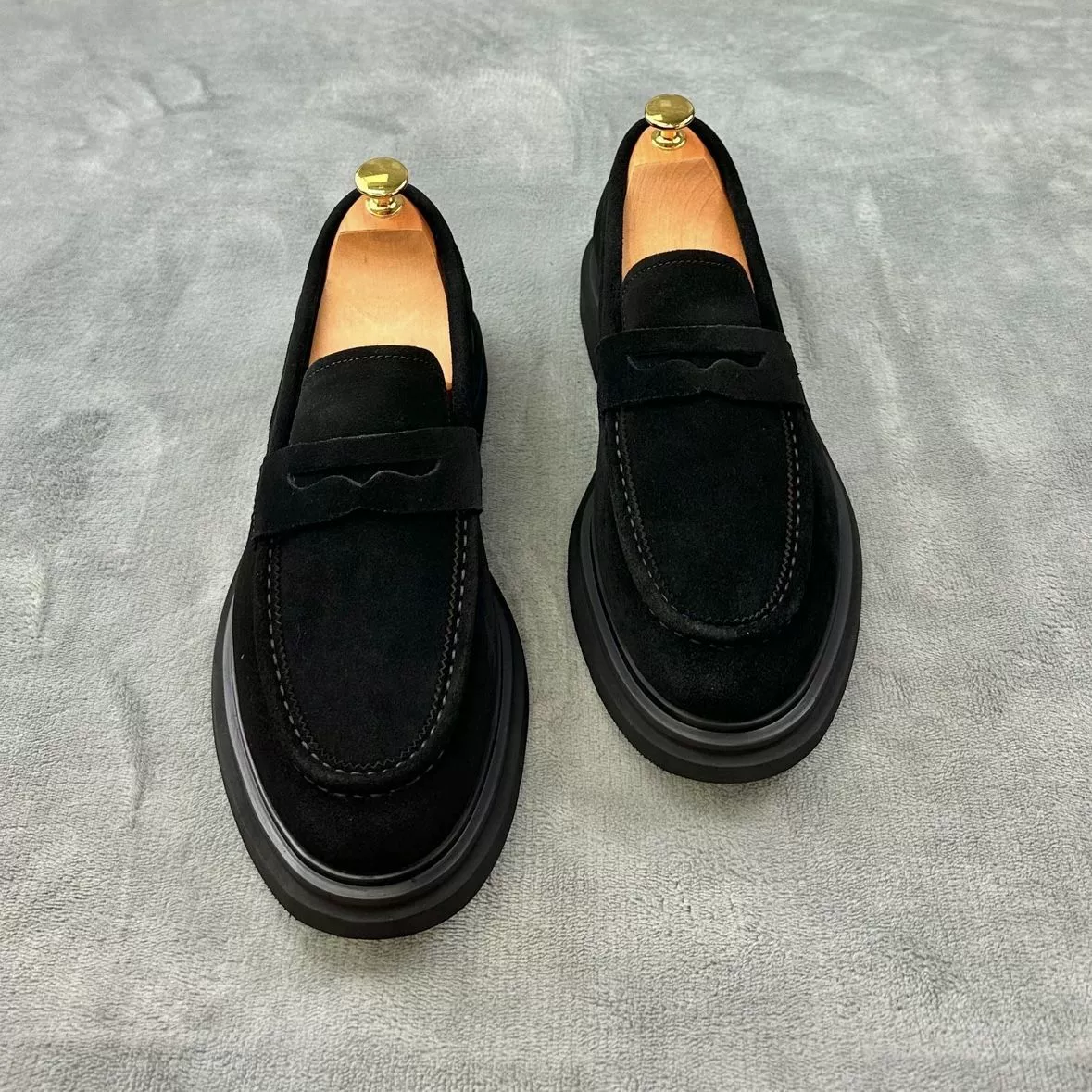 Low universal matte loafers for leisure