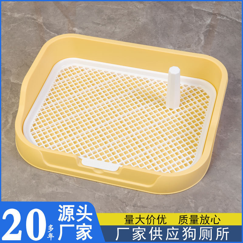犬のトイレの小さいサイズの高い囲いのはね防止のプラスチックの子犬の犬の砂のたらいは柱を持っています。|undefined