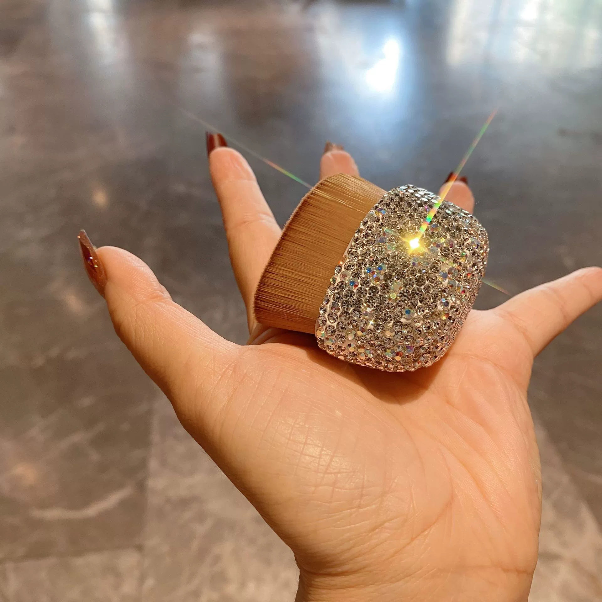 Кисть для тонального крема, которая не впитывает пудру, бесследная рассыпчатая пудра, портативная, дорогая, легкая роскошная, инкрустированная бриллиантами кисть для макияжа, прямые продажи от производителей трансграничной внешней торговли.