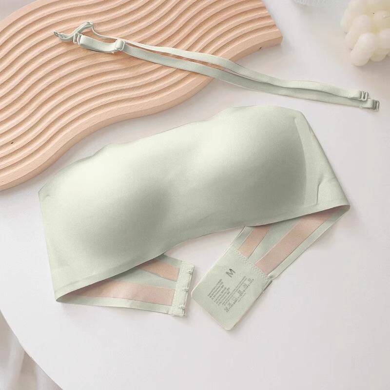 夏の薄いタイプの下着の女性は肩ベルトを取り外して滑り止めをします。|undefined