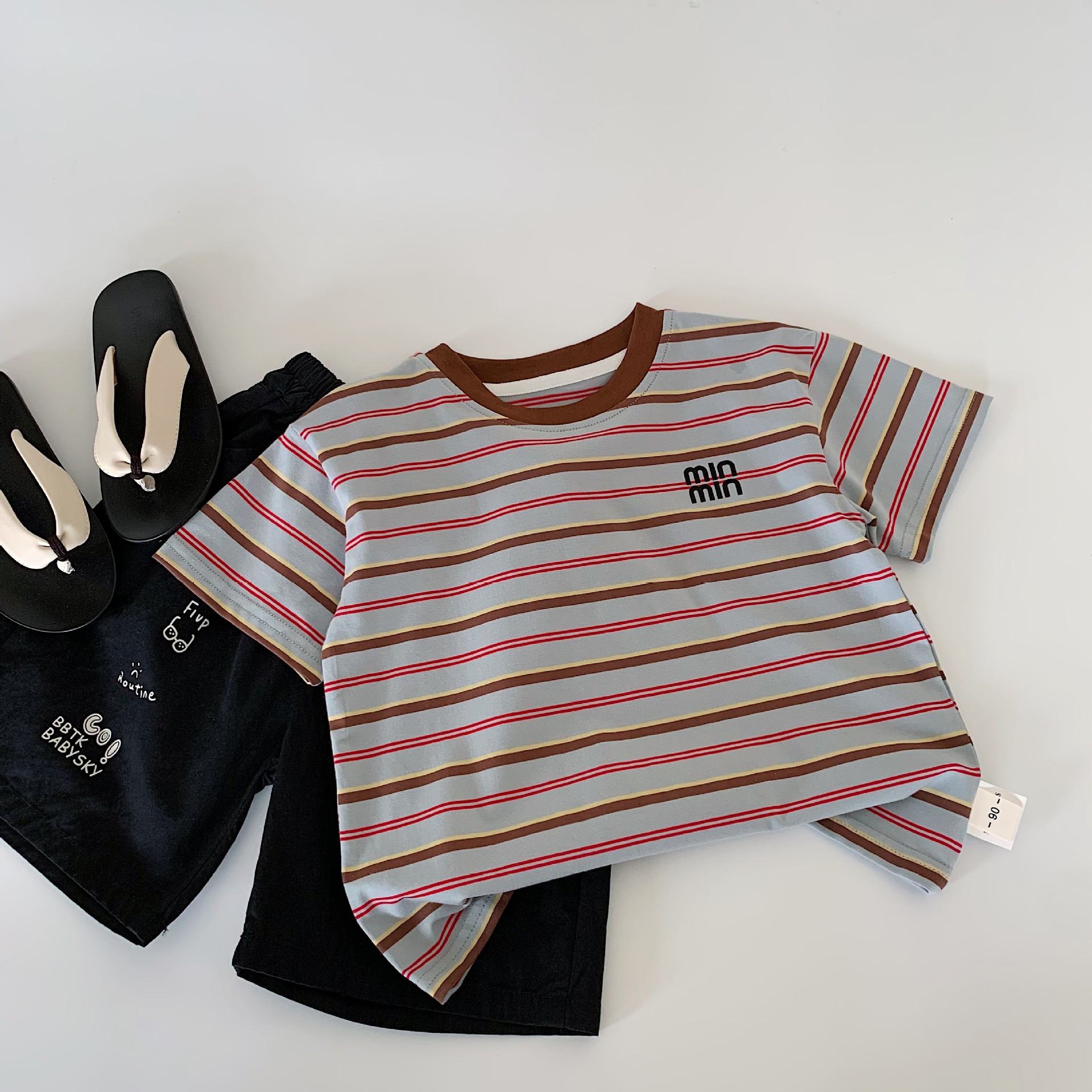 Mai Bao camiseta infantil 2025 verano nuevo estilo coreano para niños y niñas a rayas de mangas cortas jersey bebé ropa interior de tela t