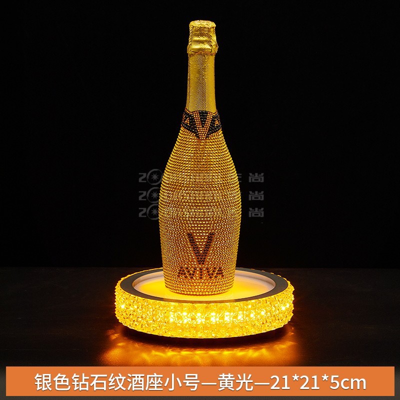 Portavino con patrón de diamantes plateados, luz amarilla pequeña